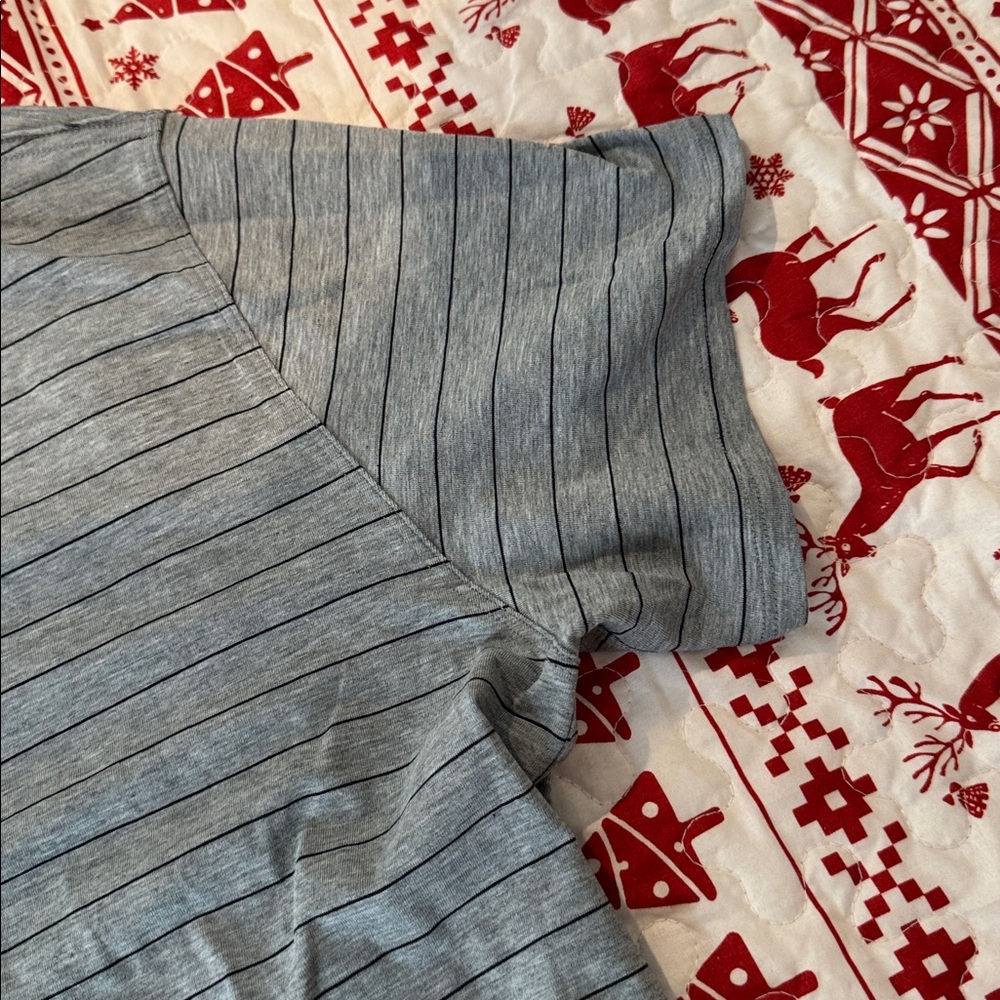 Lululemon Classic Gray Striped Women's Tee - Picture 4 of 5